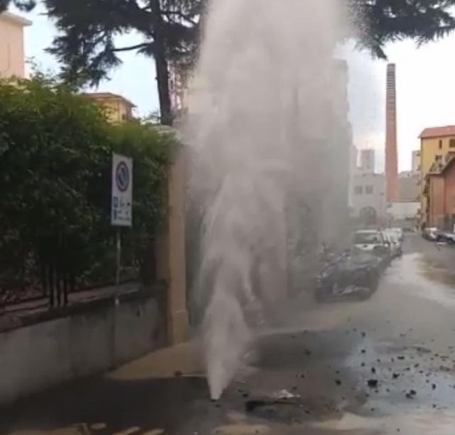 Imperia: ennesima rottura dell'acquedotto, geyser in via Foce (Foto)
