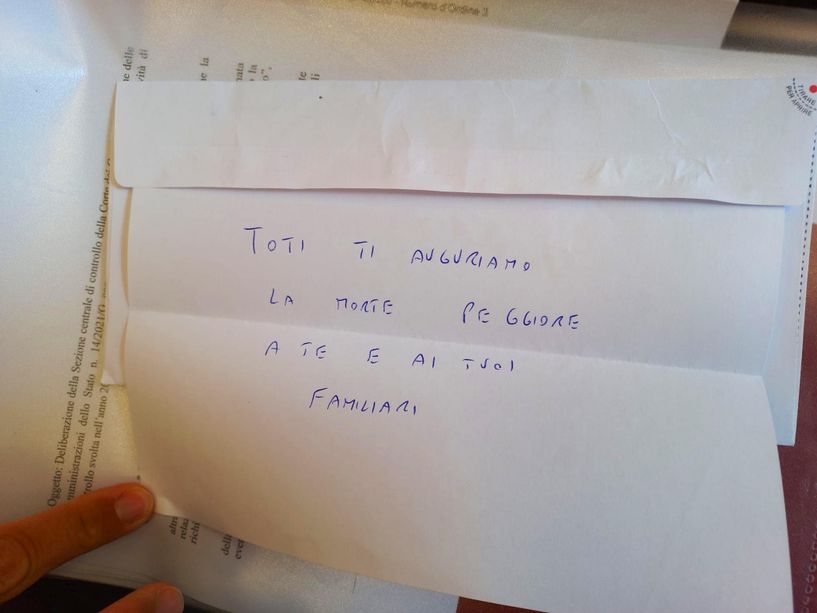 No vax ancora contro Toti: "Auguriamo la morte peggiore a te e ai tuoi familiari"