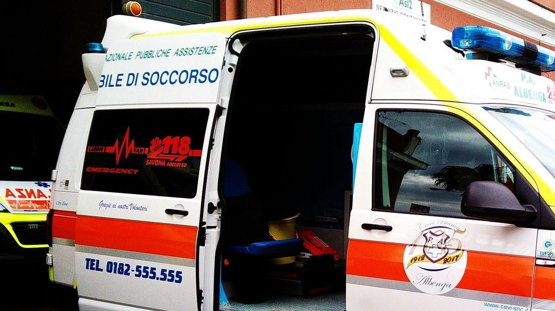 Albenga, 29enne trovato senza vita in casa, nessun segno di violenza, il medico legale dispone l’esame tossicologico