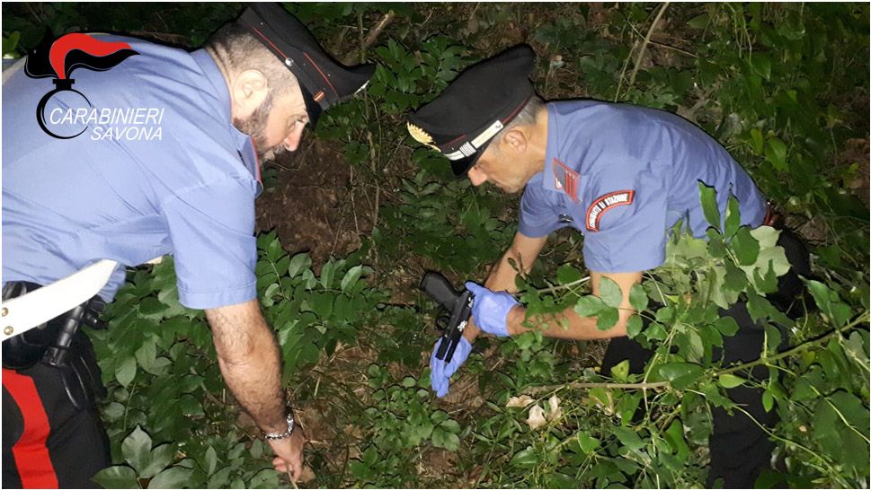 Finale, ciclista aggredito con pistola e rapinato della E-bike: arrestato 19enne della Val di Susa