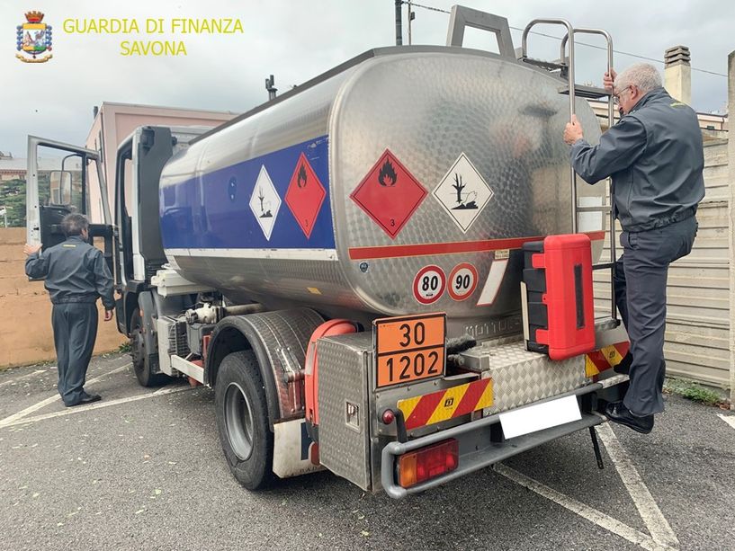 La Guardia di Finanza sequestra depositi irregolari di gasolio a Vado e Stella: 5 denunce