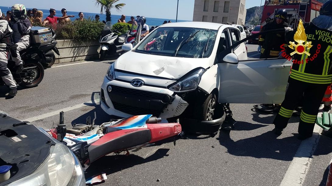 Violento scontro auto-moto sull'Aurelia a Bergeggi: un codice rosso all'ospedale Santa Corona (FOTO)