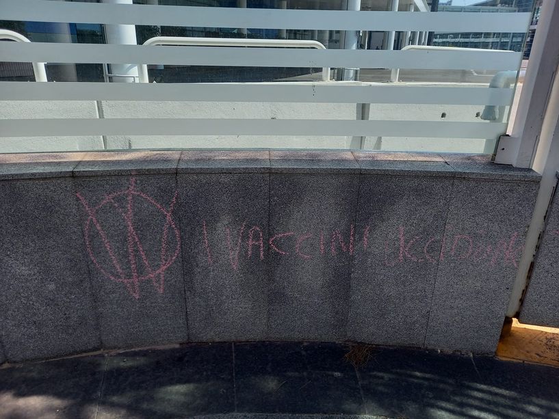 &quot;Salviamo i bambini, i vaccini uccidono&quot;: ancora scritte No Vax a Savona