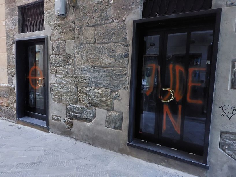 Savona, imbrattate le saracinesche di via Pia: croci celtiche e scritte contro gli ebrei (FOTO)