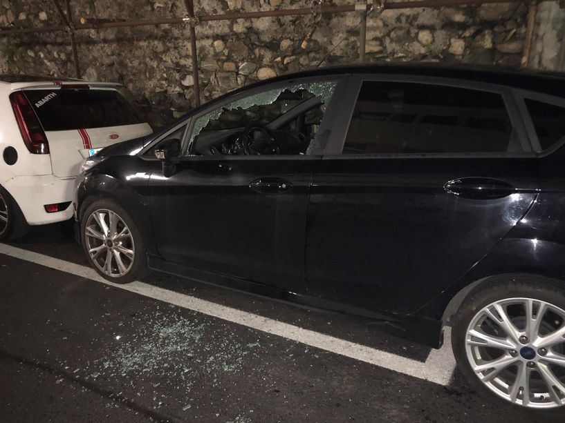Vandali in azione ad Albenga: colpite diverse auto in via Mameli e sul lungocenta (FOTO)
