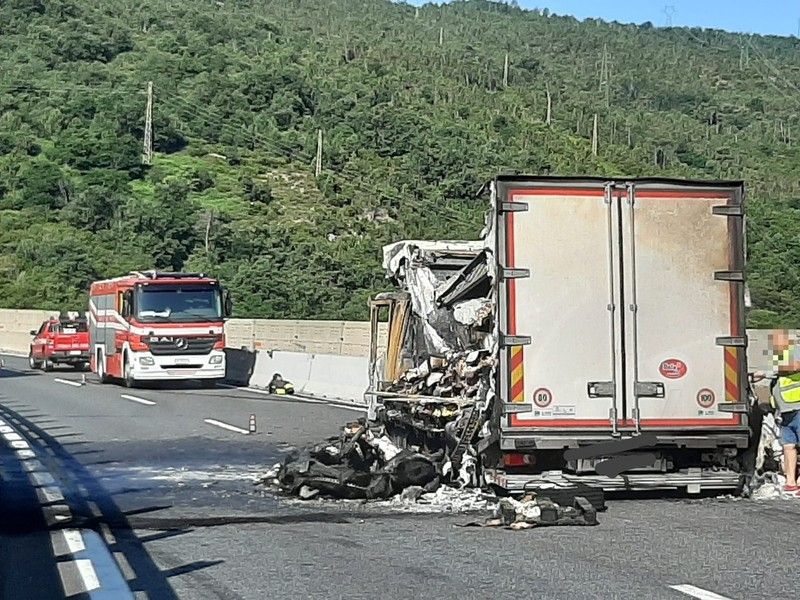 Camion in fiamme sulla A10: riaperto in entrambe le direzioni il tratto temporaneamente chiuso tra Varazze e Albisola (FOTO e VIDEO)
