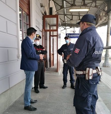 Treno partito da Savona e diretto a Torino si guasta a Fossano: forze dell'ordine mobilitate per garantire il distanziamento