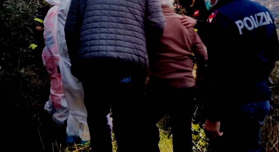 Gli agenti di polizia di Alassio salvano un anziano disorientato nei boschi