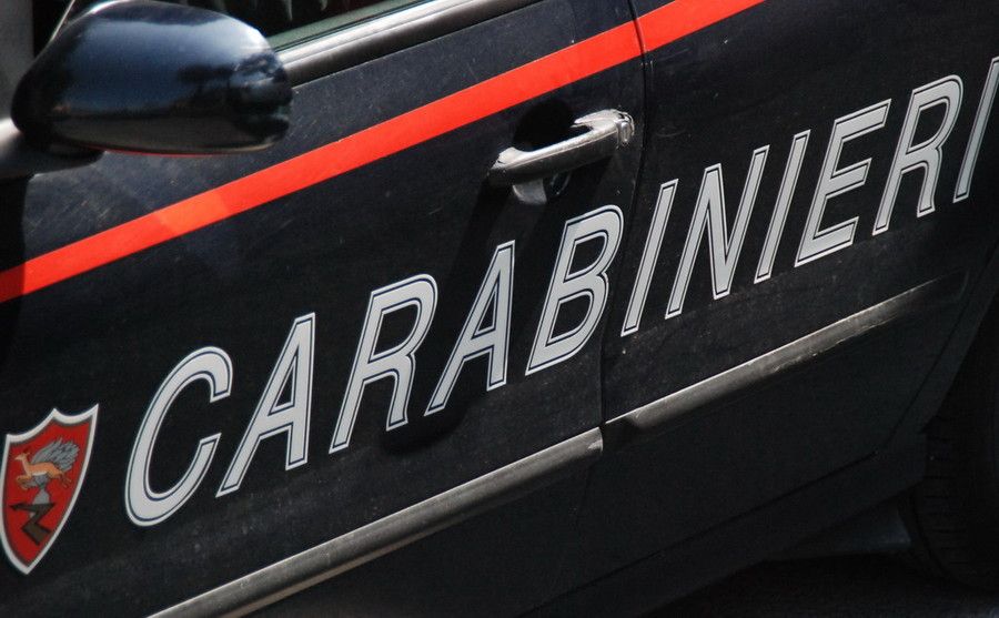 Finge di cadere dalla bici, inveisce e sputa: ma lo scooterista non cade nella truffa e chiama i carabinieri