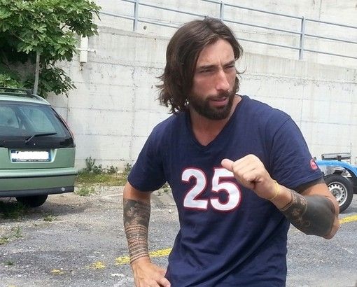 Brumotti accoltellato a Monza: lo salva il giubbotto antiproiettile