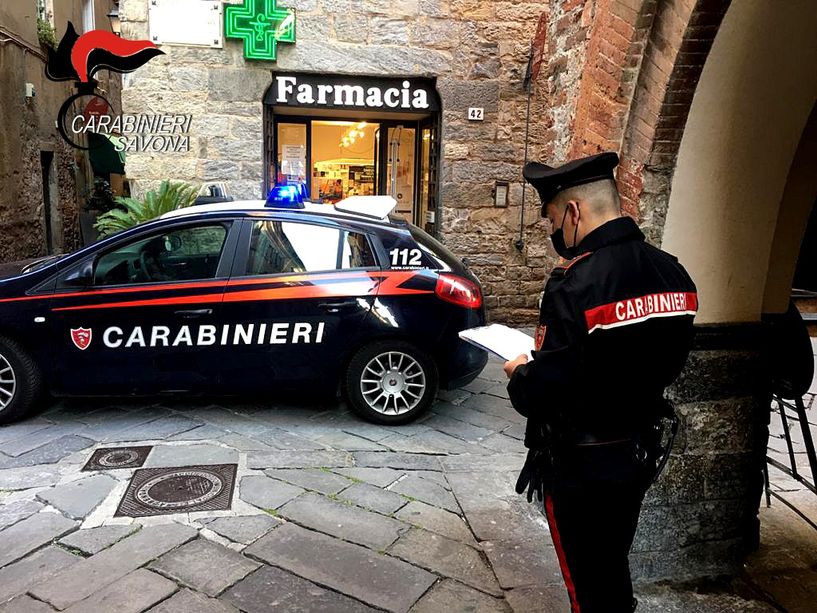 Albenga, follia in piazza delle Erbe: dehors e arredi devastati, denunciati quattro giovani