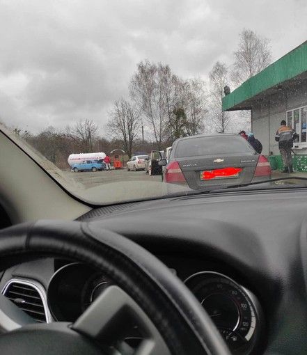 Guerra in Ucraina, la famiglia savonese in fuga raggiunge la Polonia: &quot;Dopo 7 ore di coda ce l'abbiamo fatta, polacchi ci hanno dato da mangiare e bere&quot;