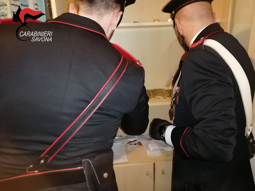 Blitz in una casa a Borgio Verezzi: carabinieri sequestrano droga, 2 denunciati e 3 segnalati alla Prefettura