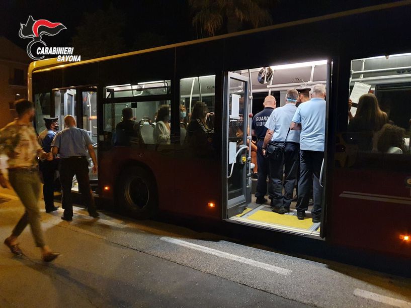 Alassio, controlli dei carabinieri sui bus del trasporto pubblico: multati passeggeri senza mascherina (FOTO)