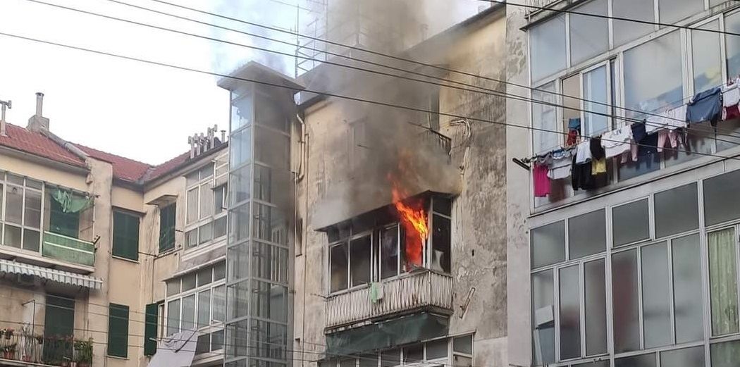 Savona, appartamento prende fuoco in via Astengo: soccorsi mobilitati (FOTO e VIDEO)