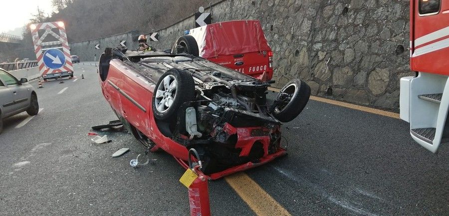 Auto con quattro persone a bordo si cappotta sulla A6 all'altezza di Roccavignale
