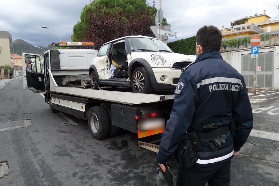 Loano, scontro tra automobili in via Carducci: tre feriti, di cui uno in codice rosso