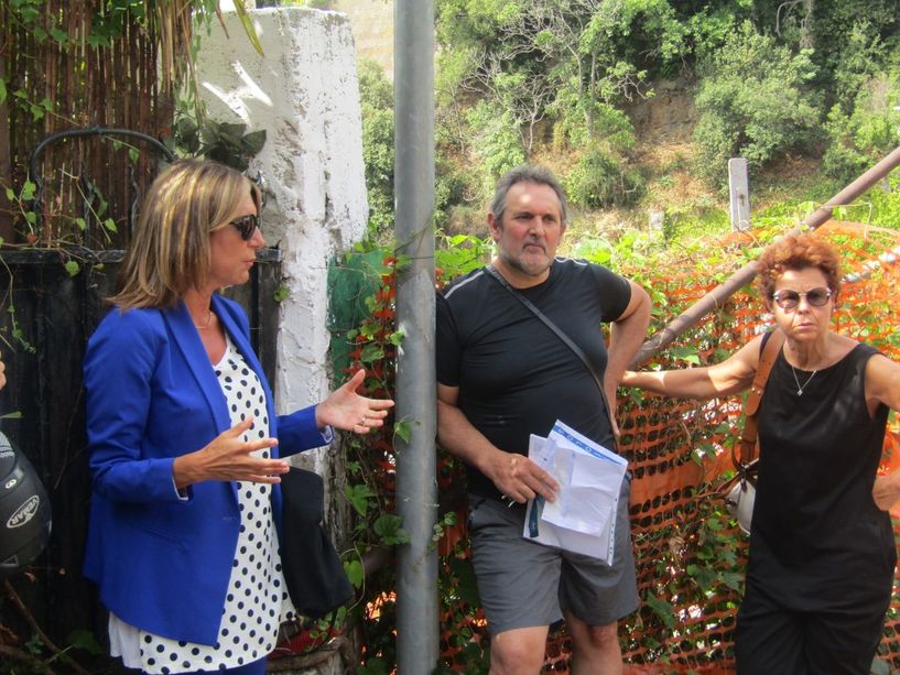 Savona, sopralluogo in via Turati, teatro del caos per l'Aurelia Bis. I residenti all'onorevole Paita: &quot;Viviamo da 12 anni nel disagio&quot; (FOTO e VIDEO)