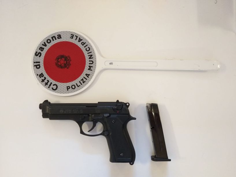 Savona, spara in mezzo alla folla durante i festeggiamenti per l'Italia con una pistola giocattolo: disarmato dalla polizia locale