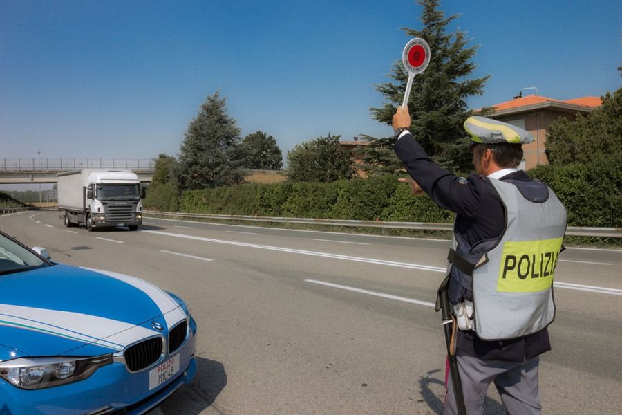 A piedi lungo l'autostrada A10: sei migranti fermati dalla Polizia Stradale