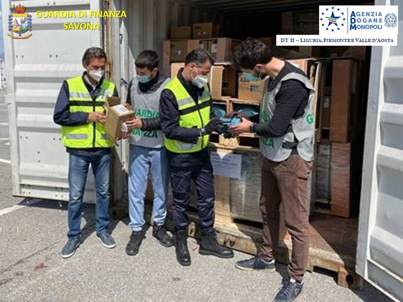 Motori elettrici non regolari &quot;made in Cina&quot;: Finanza e Agenzia delle Dogane sequestrano 2 container nel porto di Vado Ligure