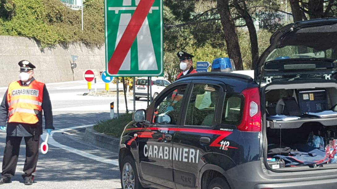 Coronavirus e la Pasqua &quot;blindata&quot;, controlli dei carabinieri al casello di Varazze (FOTO)