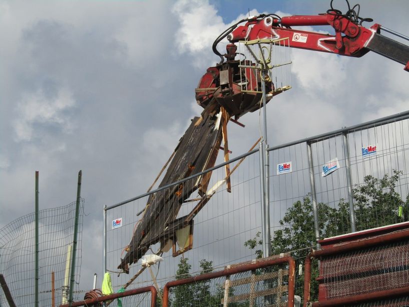 Demolizione baracche abusive nel campo nomadi di Savona, stop nel pomeriggio. Due famiglie rifiutano sia gli alloggi proposti che l'albergo (FOTO e VIDEO)
