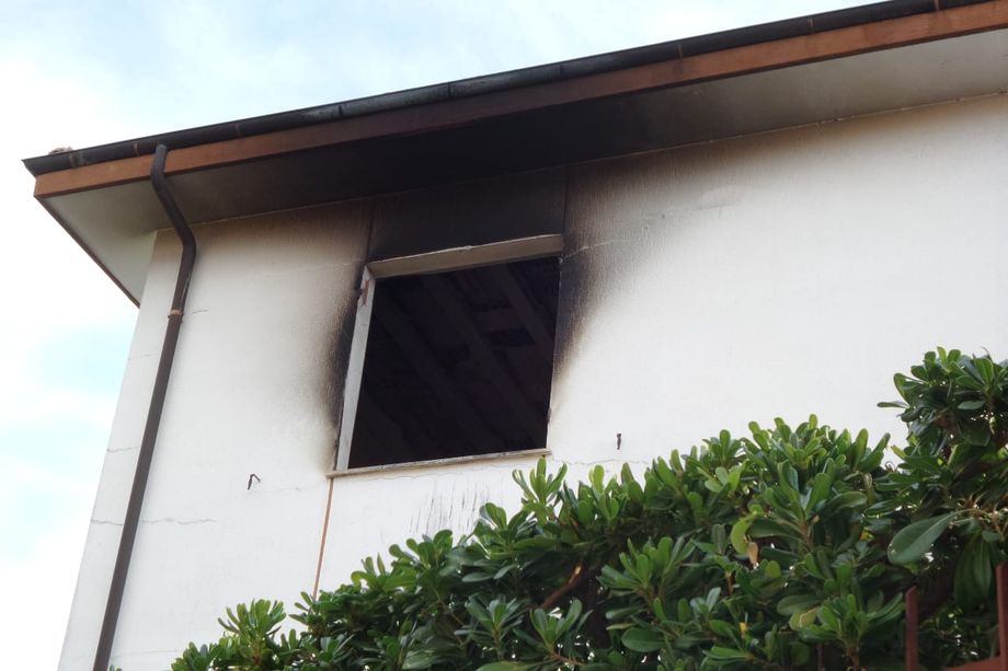 Appartamento in fiamme a Boissano: due feriti trasportati al Santa Corona (FOTO)