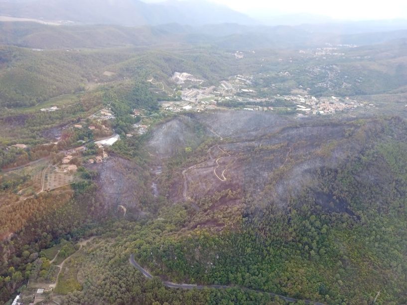 Incendio di Cisano, la bonifica proseguirà nella notte (FOTO e VIDEO)