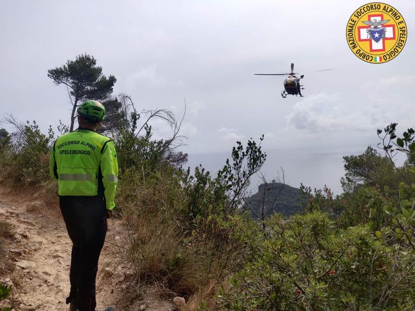Accusano entrambi un malore: coppia di escursionisti bloccata vicino alla Grotta dei Falsari a Varigotti (FOTO e VIDEO)