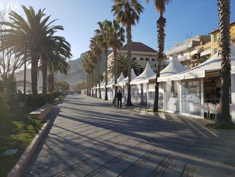 Finale, la deroga per l'ampliamento dei dehors approvata dal Consiglio comunale. Ma non mancano le critiche