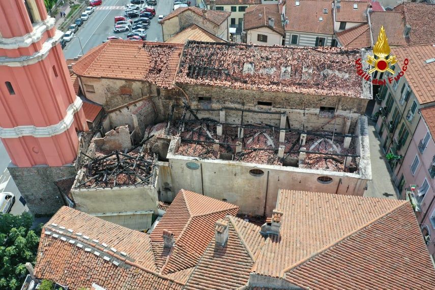 Incendio alla chiesa di San Lorenzo a Cairo, individuato l'artefice: nel pomeriggio l'interrogatorio del Pm
