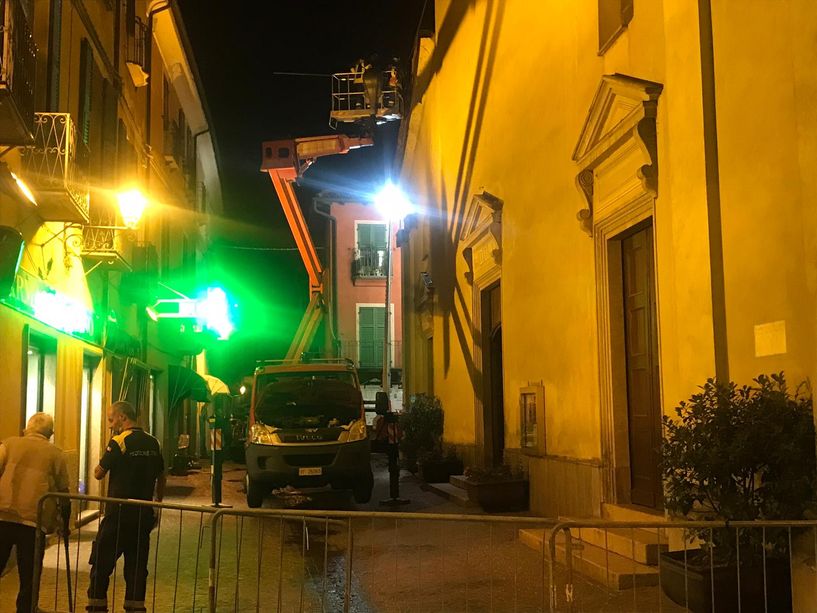 Uomini e mezzi di soccorso impegnati tutta la notte dietro all'incendio nella chiesa di San Lorenzo a Cairo (FOTO e VIDEO)