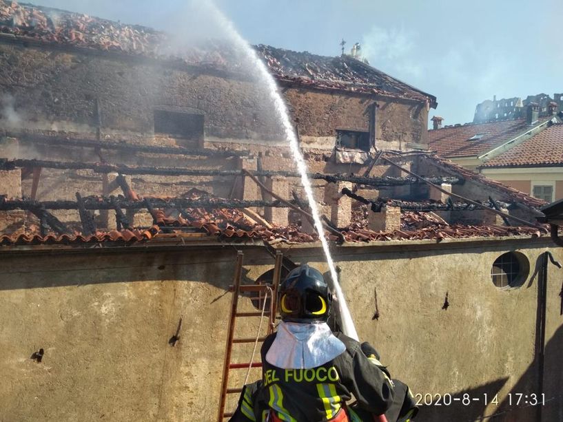 Cairo, sotto controllo l'incendio alla chiesa di San Lorenzo: distrutto il tetto della sacrestia (FOTO)