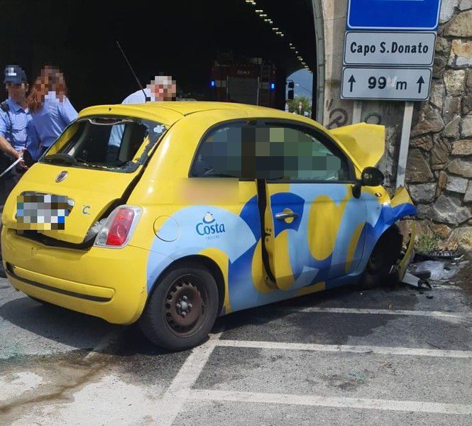 Finale, auto contro la parete d'ingresso della galleria di Capo San Donato: uomo perde la vita (FOTO)