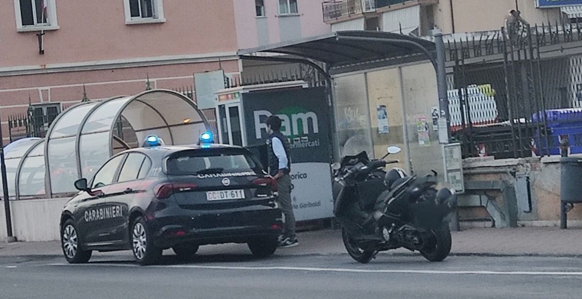 Cade all'indietro da un parapetto, fatale il trauma cranico: tragedia a Pietra Ligure per un clochard