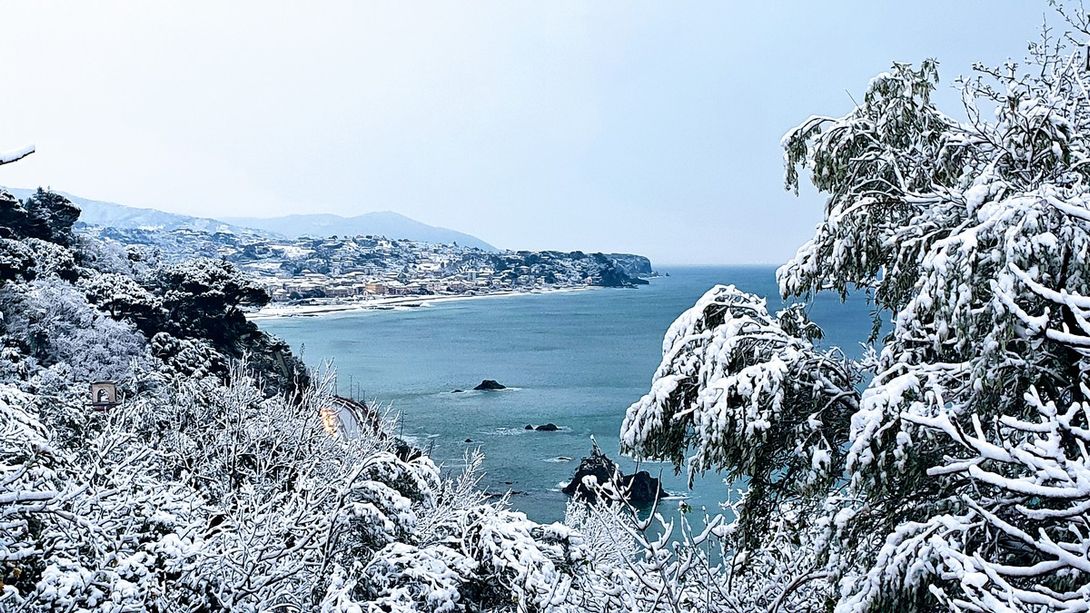 E' la neve a dare il buongiorno alla provincia di Savona. La dama bianca è arrivata anche sulla costa (FOTO)