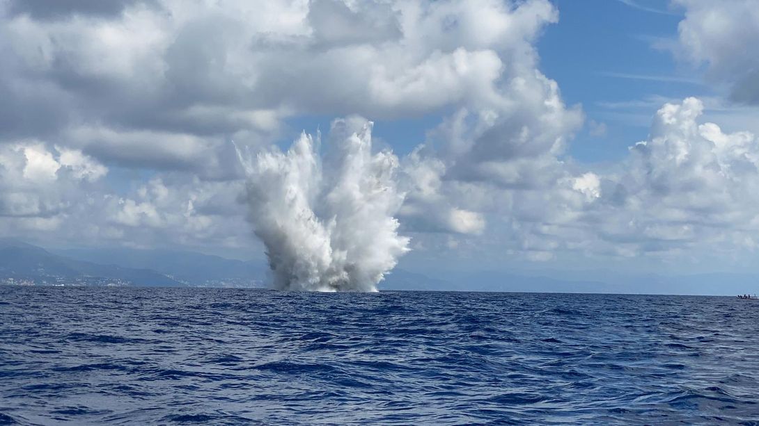 Albisola, Guardia Costiera e Nucleo della marina militare di La Spezia fanno brillare l'ordigno rinvenuto a Capo Torre (FOTO e VIDEO)