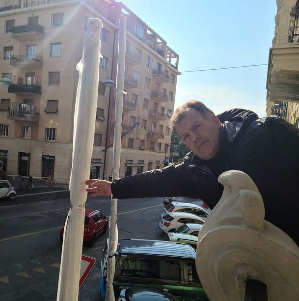 Savona, pali vicini alle finestre delle abitazioni in Corso Vittorio Veneto. Un residente: &quot;Non capisco come sia possibile&quot; (FOTO)