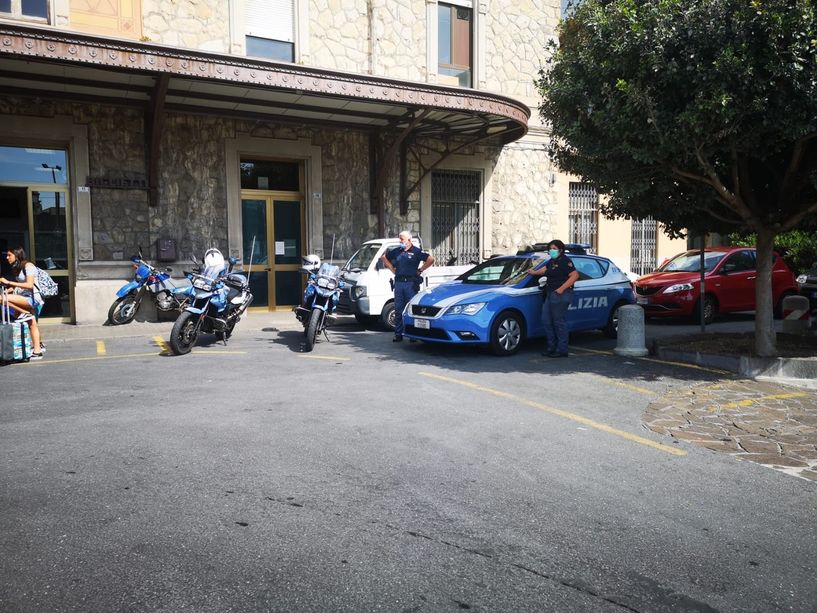 Rapine a mano armata con bastoni chiodati e cocci di bottiglia: la Polizia di Alassio arresta &quot;il branco&quot;