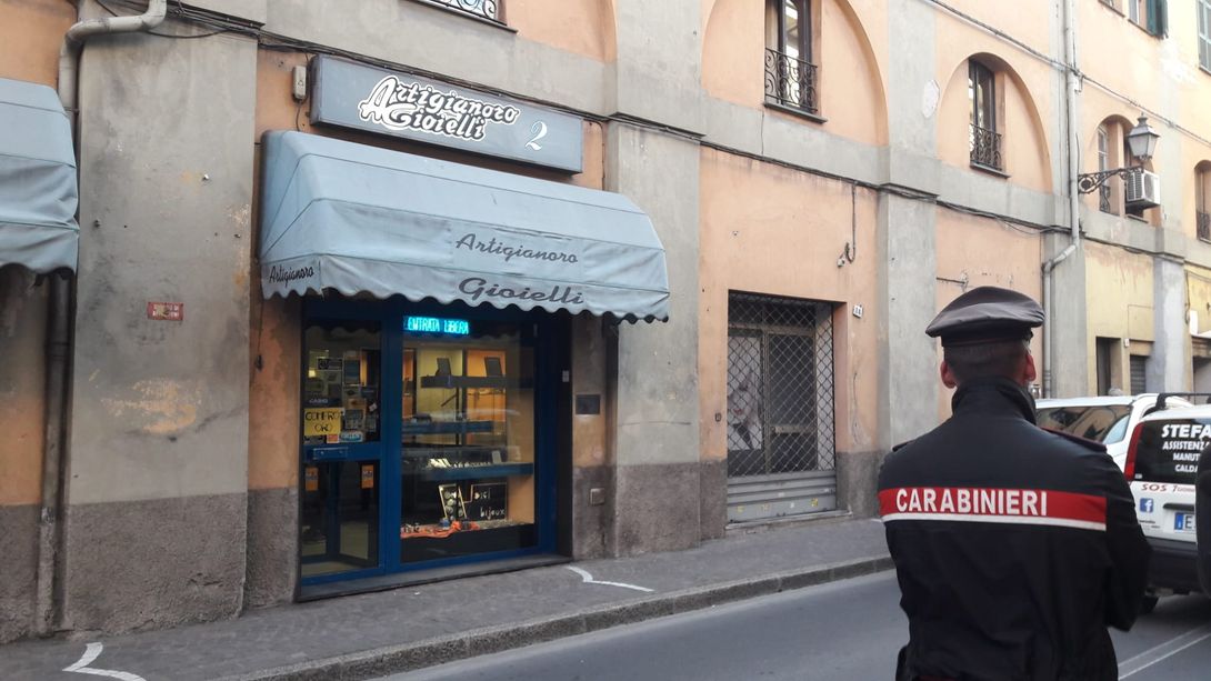 Albenga, rapina in una gioielleria di via Genova: caccia a due persone