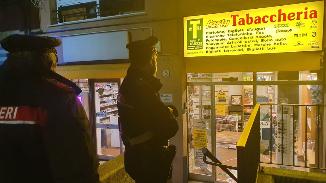 Rapina a Albissola, con il casco in testa e armato di coltello si fa consegnare l'incasso