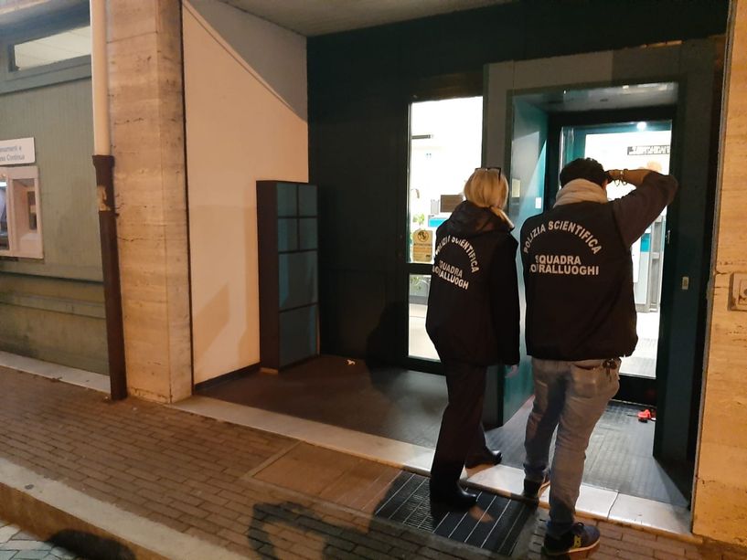 Rapinatori in maschera assaltano la filiale Carige di Legino: impiegati e clienti rinchiusi nello sgabuzzino (FOTO)