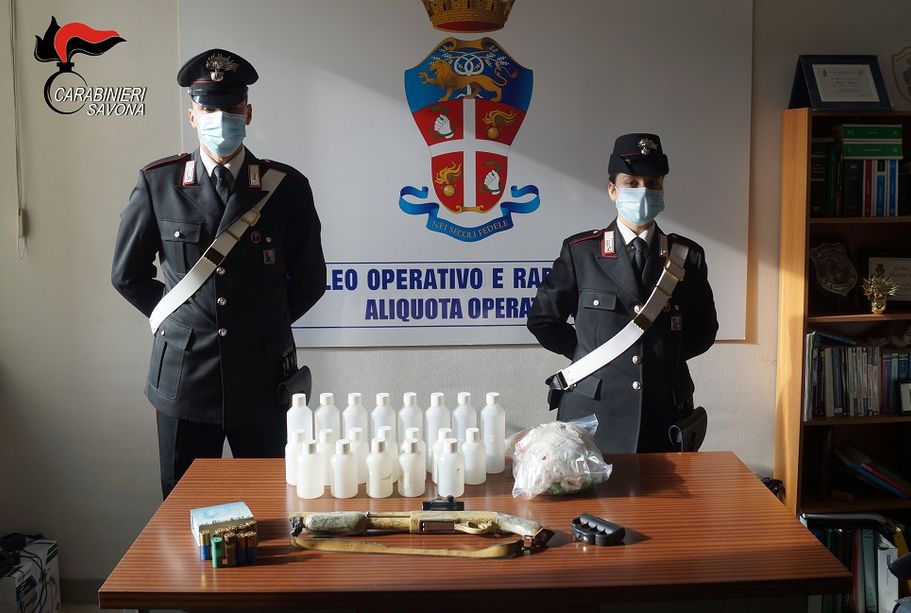 I Carabinieri di Albenga trovano sostanze stupefacenti e un fucile a canne mozze in casa di un 43enne albenganese