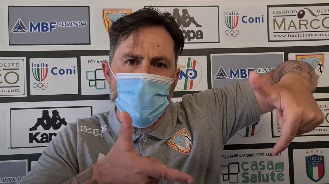 Calcio, Albenga. Grandoni show: "Questa è una squadra con i c..., giochiamo con il Ligorna, non con il Real Madrid o il Barcellona!" (VIDEO) Calcio, Albenga. Grandoni show: "Questa è una squadra con i c..., giochiamo con il Ligorna, non con il Real Madrid o il Barcellona!" (VIDEO)