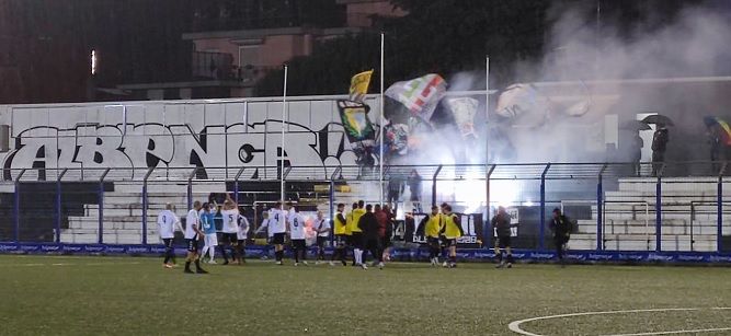 Calcio, Albenga. Lupo non ha dubbi: "La partita l'han vinta i tifosi, vederli aspettarci sotto il diluvio ci ha dato una spinta enorme"