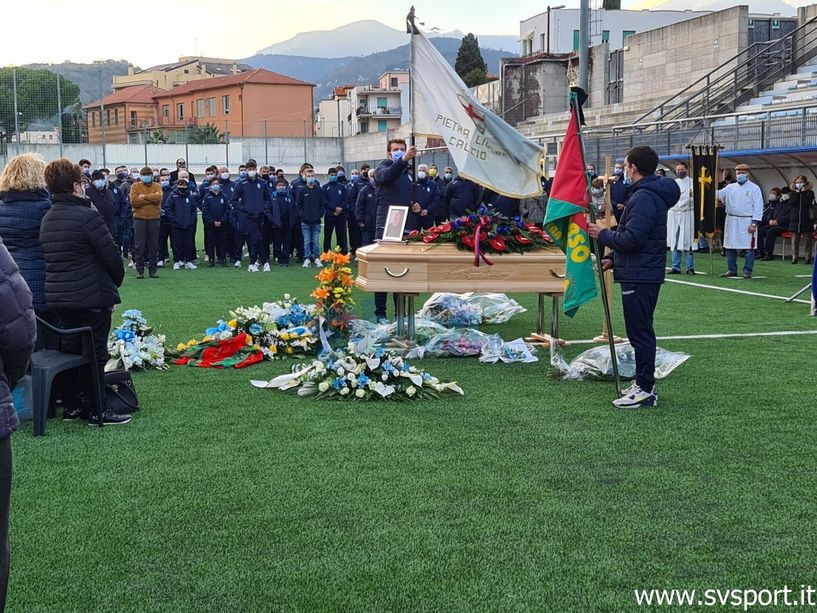 Calcio, La comunità pietrese e il mondo del calcio hanno dato l'ultimo saluto a Luigino Fulvio: &quot;Ricordiamolo coltivando il seme della gentilezza&quot;