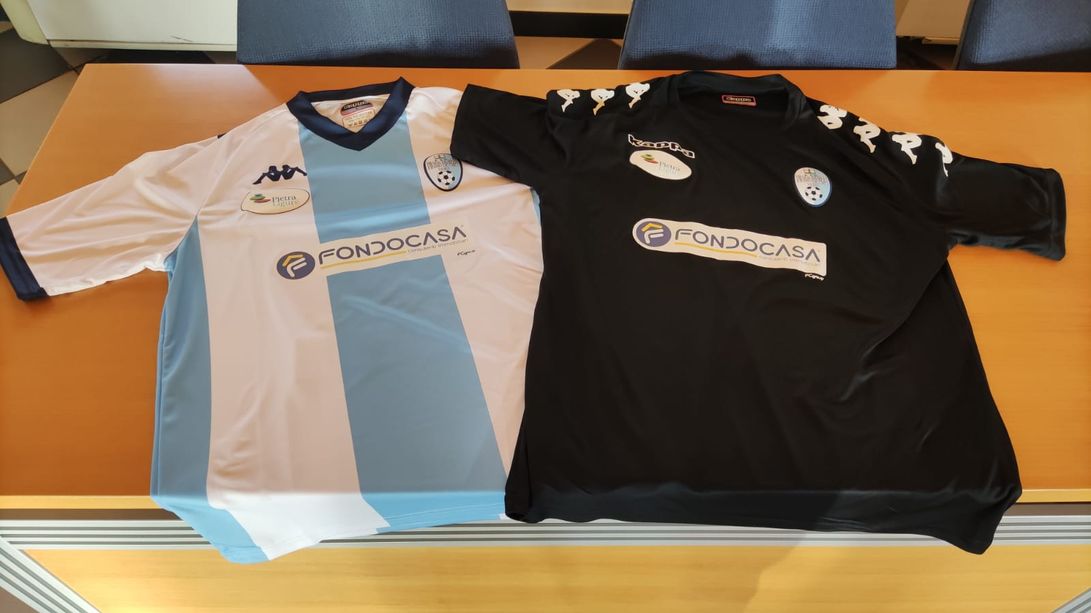 Calcio, Pietra Ligure. Presentata la nuova maglia, si torna alla tradizione