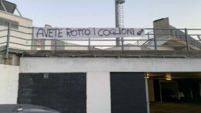 Calcio, Albenga. Lupo fa mea culpa dopo il ko di Ospedaletti. Striscione di contestazione al Riva da parte della Gradinata Sud