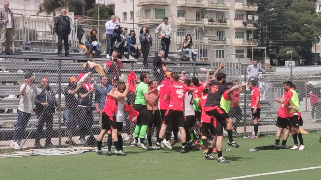 Calcio. APOTEOSI VADINO! LA SQUADRA DI MISTER GIUNTA VINCE A SANREMO ED E' PROMOSSA IN PRIMA CATEGORIA